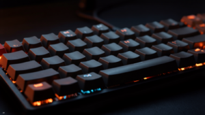Close-up de switches coloridos de teclado mecânico com iluminação laranja