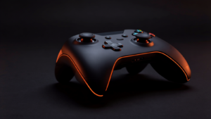 Comando de gaming sem fios com iluminação lateral laranja em fundo escuro