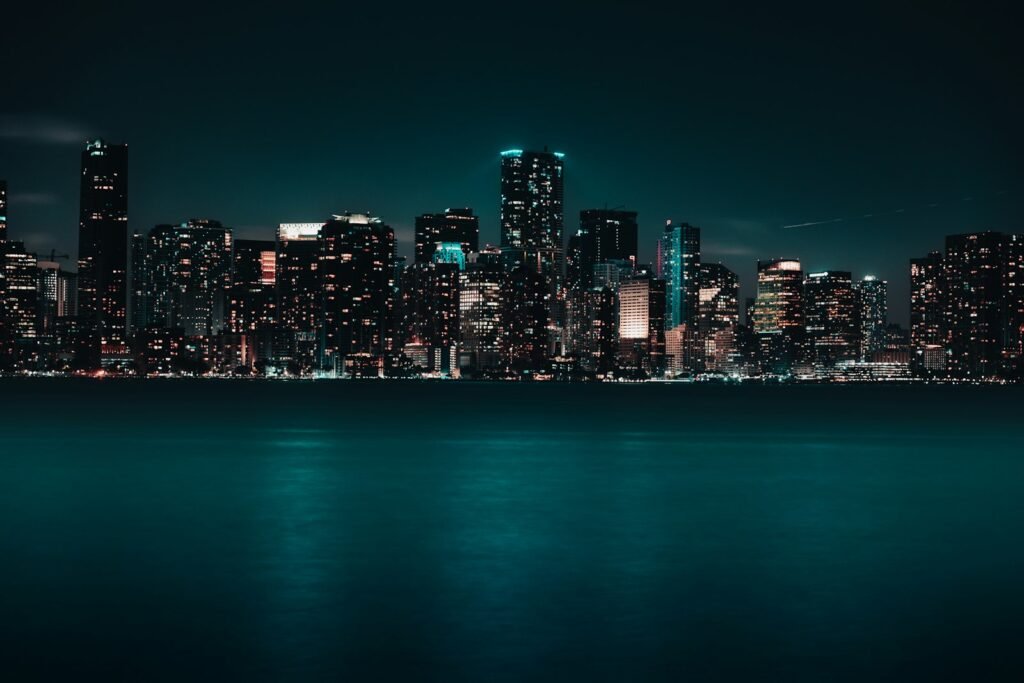 Fotografia real do skyline de Miami iluminado à noite