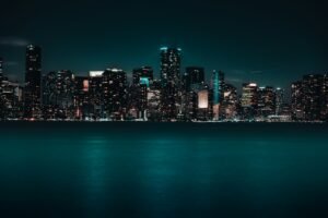 Fotografia real do skyline de Miami iluminado à noite