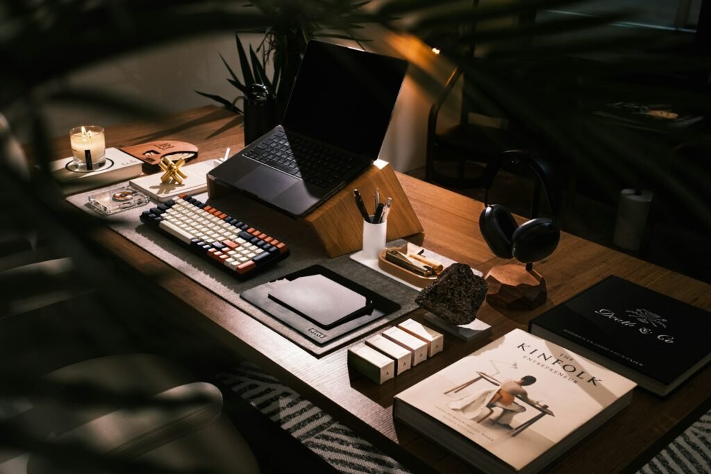 Fotografia real de um portatil numa secretaria moderna e organizada