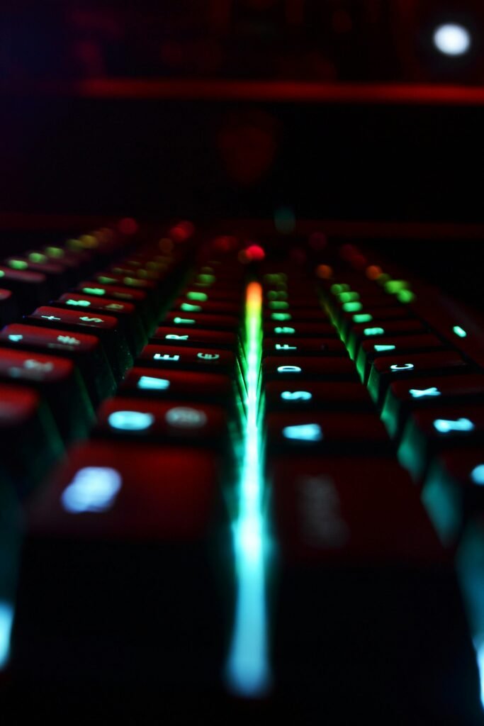 Fotografia real de close-up de um teclado mecanico com retroiluminacao